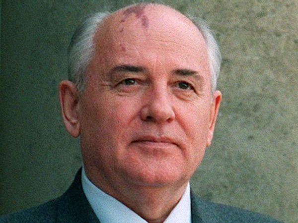 PARIS, FRANCE:  Soviet president Mikhail Gorbachev (L) and his wife Raisa pose on the steps of the Elysee Palace during an official visit to France 03 November 1994. (Photo credit should read GERARD FOUET/AFP/Getty Images)